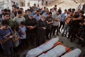 Gaza: Familien trauern um Opfer nach nächtlichen israelischen Angriffen, bei denen mindestens neun Menschen getötet wurden