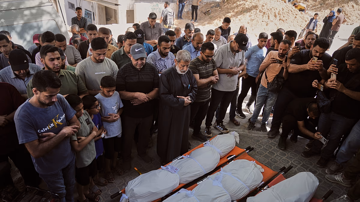 Gaza: Familien trauern um Opfer nach nächtlichen israelischen Angriffen, bei denen mindestens neun Menschen getötet wurden