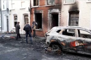 Großbritannien: Bei der Gewalt in Belfast werden Häuser niedergebrannt und Familien vertrieben Belfast erwachte am 10. Juni zu Szenen der Zerstörung, nachdem Proteste gegen Einwanderungsgegner in mehreren Teilen Nordirlands in Gewalt umschlugen und Häuser beschädigt, Fahrzeuge ausgebrannt und Familien vertrieben wurden. 06.10.2026