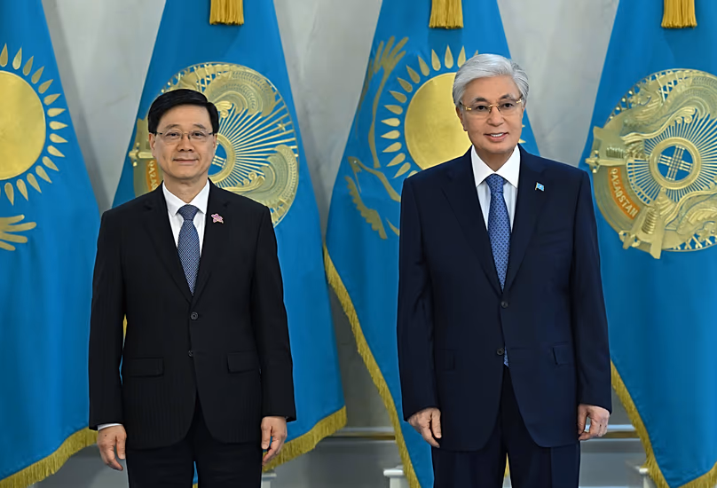 Kasachstans Präsident Kassym-Zhomart Tokajew und Hongkongs Regierungschef John Lee