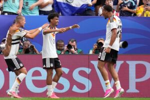 Im weiteren Verlauf der WM-Gruppenphase siegt Deutschland mit 7:1 gegen Curaçao und die Niederlande gegen Japan mit 2:2