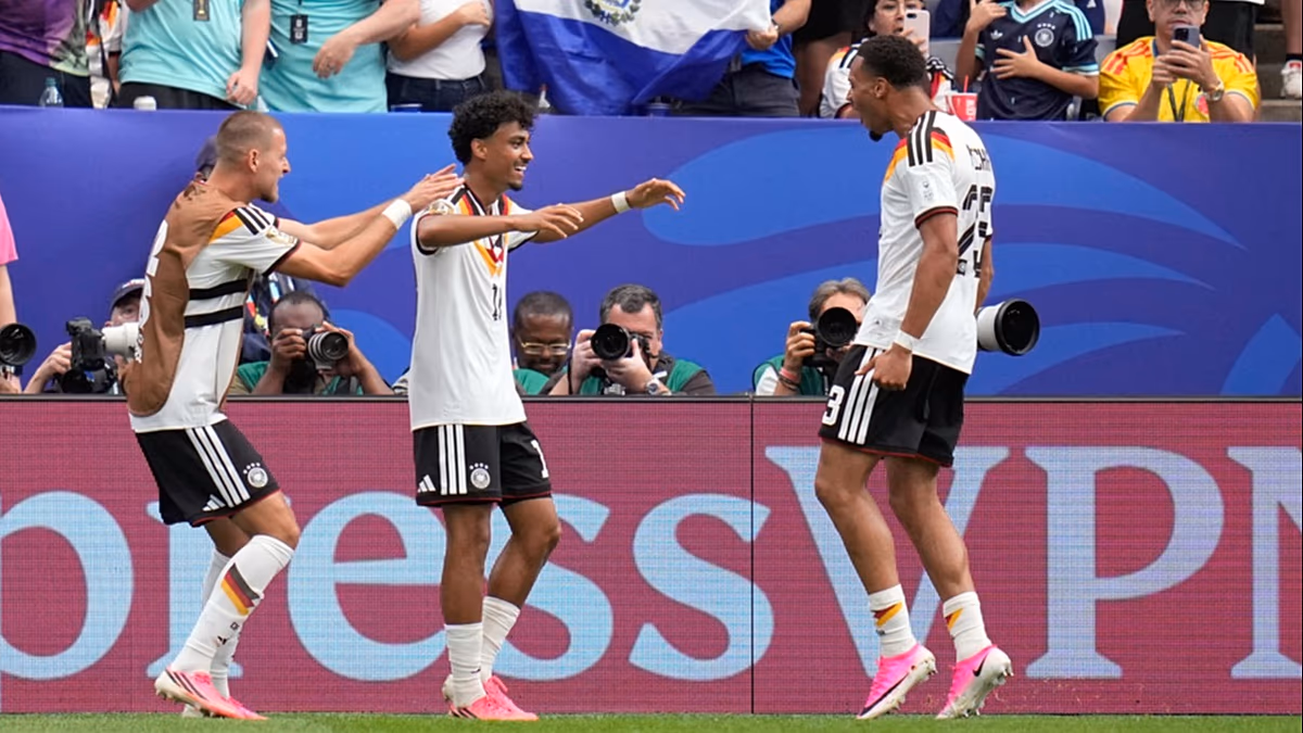 Im weiteren Verlauf der WM-Gruppenphase siegt Deutschland mit 7:1 gegen Curaçao und die Niederlande gegen Japan mit 2:2