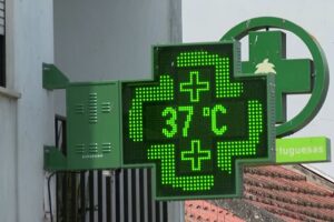 In Irland liegen die Temperaturen im Mai bei 30 °C, während Portugal sich der 37 °C-Hitze nähert. Eine Rekordhitzewelle im Mai ließ die Temperaturen in Irland auf über 30 °C und in Portugal auf 37 °C steigen, was Menschenmengen ins Freie lockte und neue Sorgen über den Klimawandel aufkommen ließ. 28.05.2026