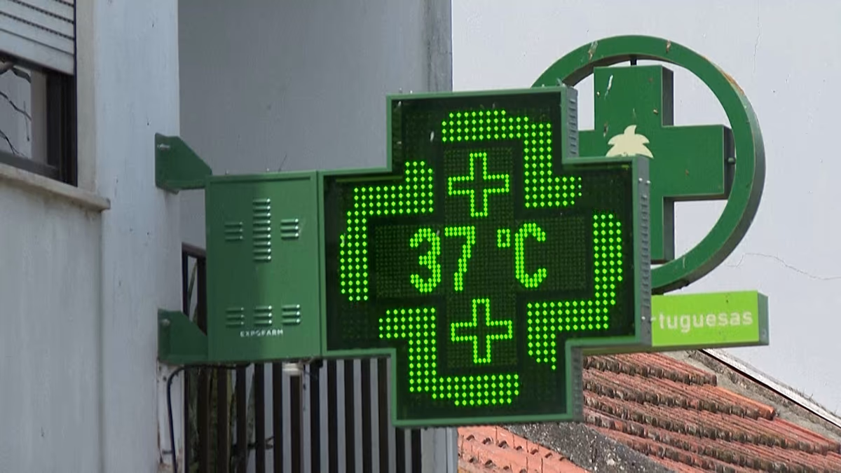In Irland liegen die Temperaturen im Mai bei 30 °C, während Portugal sich der 37 °C-Hitze nähert. Eine Rekordhitzewelle im Mai ließ die Temperaturen in Irland auf über 30 °C und in Portugal auf 37 °C steigen, was Menschenmengen ins Freie lockte und neue Sorgen über den Klimawandel aufkommen ließ. 28.05.2026