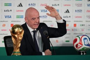 Infantino verteidigt die Ticketpreise für die Weltmeisterschaft und sagt, die Fans sollten sich über die verweigerte Einreise des Schiedsrichters in die USA „beruhigen“.