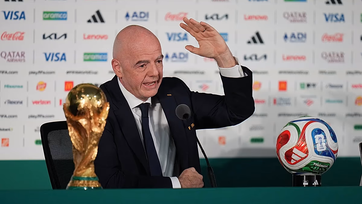 Infantino verteidigt die Ticketpreise für die Weltmeisterschaft und sagt, die Fans sollten sich über die verweigerte Einreise des Schiedsrichters in die USA „beruhigen“.
