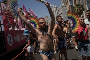 Israel: Pride-Demonstranten in Tel Aviv drängen inmitten von Spannungen und Krieg auf die Gleichstellung von LGBTQ+
