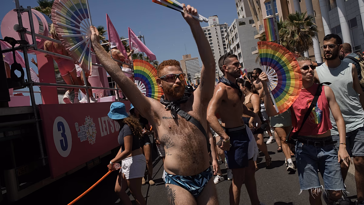 Israel: Pride-Demonstranten in Tel Aviv drängen inmitten von Spannungen und Krieg auf die Gleichstellung von LGBTQ+
