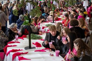 Litauen wird für das riesige Kaltsuppenfest rosa