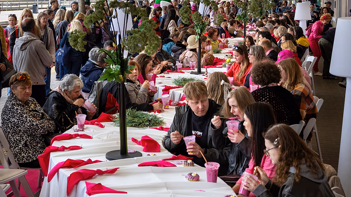 Litauen wird für das riesige Kaltsuppenfest rosa