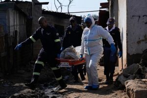 Nach Angaben der Polizei haben mehrere Angreifer bei einer nächtlichen Schießerei in Südafrika zwölf Menschen getötet
