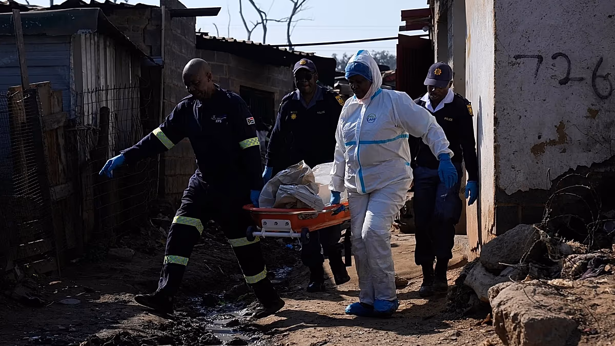 Nach Angaben der Polizei haben mehrere Angreifer bei einer nächtlichen Schießerei in Südafrika zwölf Menschen getötet