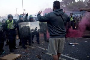 Nach Angaben der Polizei wurden im Vereinigten Königreich bei Protesten gegen den Mord an Henry Nowak elf Beamte verletzt
