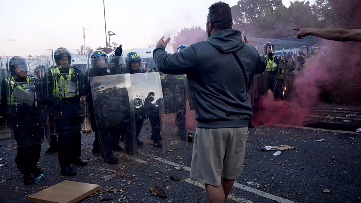 Nach Angaben der Polizei wurden im Vereinigten Königreich bei Protesten gegen den Mord an Henry Nowak elf Beamte verletzt