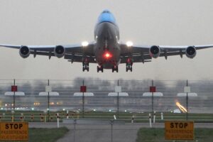 Nach jahrzehntelangen Verhandlungen sollen Flugreisende über kostenloses Handgepäck und die Beibehaltung der Verspätungsentschädigung verfügen