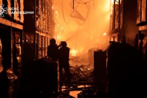 Neue russische Angriffe trafen Charkiw und Odessa, wobei ein Mensch getötet und Kinder verletzt wurden. Am 19. Juni ereigneten sich neue russische Angriffe in den ukrainischen Regionen Charkiw und Odessa. Dabei wurde eine Person getötet, Kinder und Erwachsene verletzt und über Nacht Häuser, Fahrzeuge und Tankstellen beschädigt. 19.06.2026