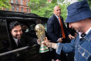 New Yorks Bürgermeister Mamdani und Bastian Schweinsteiger enthüllen den WM-Pokal