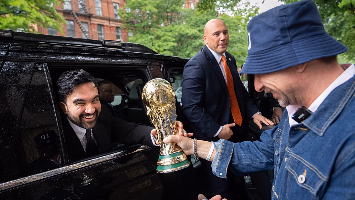 New Yorks Bürgermeister Mamdani und Bastian Schweinsteiger enthüllen den WM-Pokal