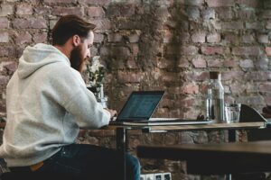 Planen Sie, während der Weltmeisterschaft aus der Ferne zu arbeiten? Dies sind die besten Gastgeberstädte für digitale Nomaden