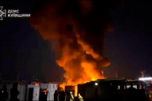 Russisches Drohnenbeschuss trifft Kiew und Mykolajiw, während die Ukraine schwere Brände meldet