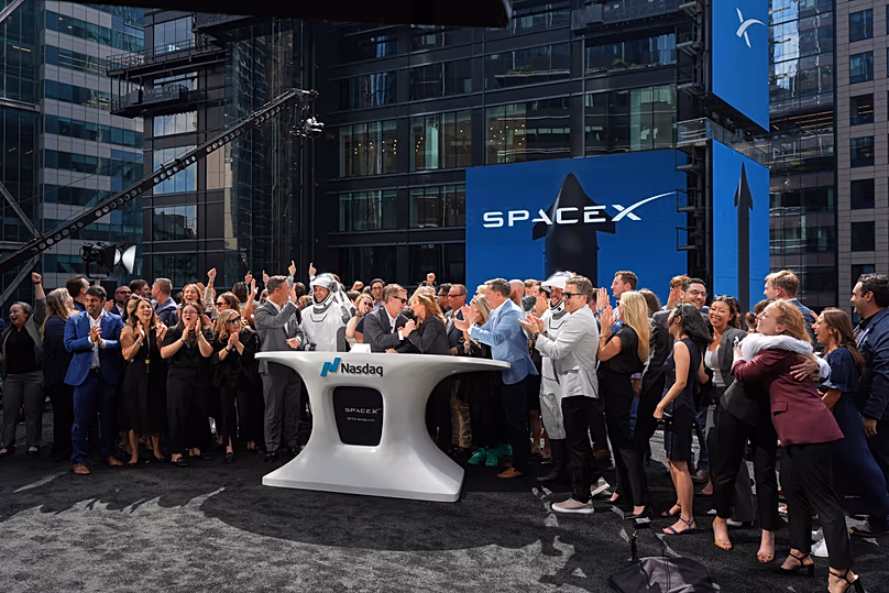 SpaceX-Mitarbeiter feiern während der Schlussglockenzeremonie für den Börsengang am Nasdaq MarketSite in New York, 12. Juni 2026
