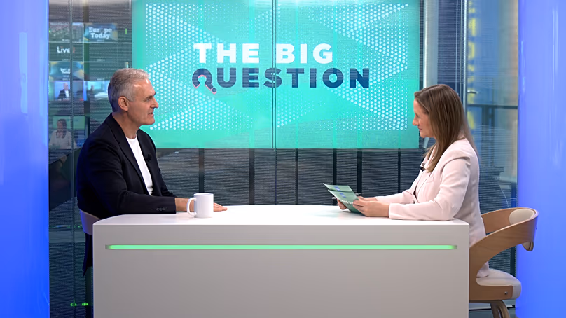 Lyall Cresswell, Gründer und CEO von TEG, begleitet Angela Barnes im Studio für The Big Question.
