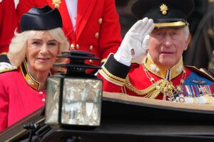 Tausende versammeln sich in London, um Trooping the Colour zu feiern