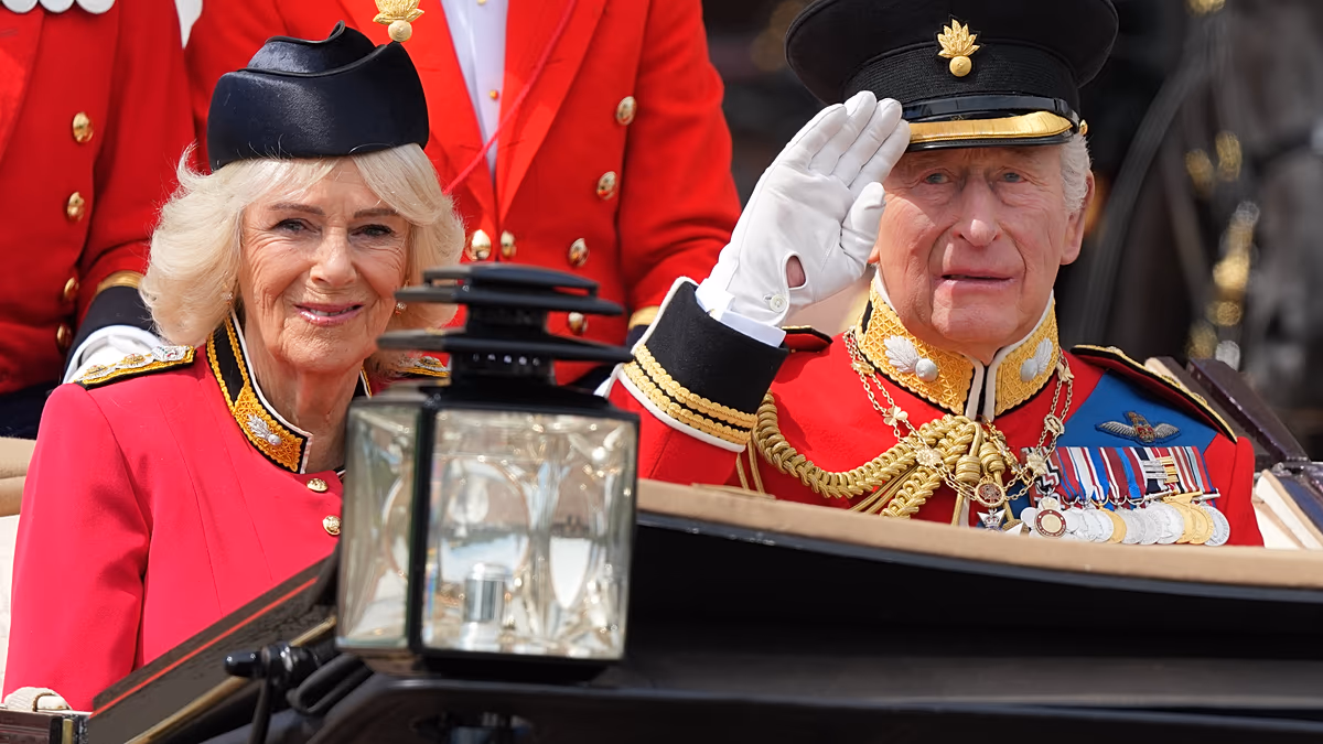 Tausende versammeln sich in London, um Trooping the Colour zu feiern