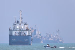 Trump droht mit Mautgebühren für Hormuz, während Schiffe trotz der Schließungsforderung des IRGC weiterfahren