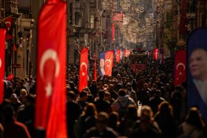 Türkische Touristen strömen nach Griechenland, da steigende Kosten die Griechen von der Türkei abhalten