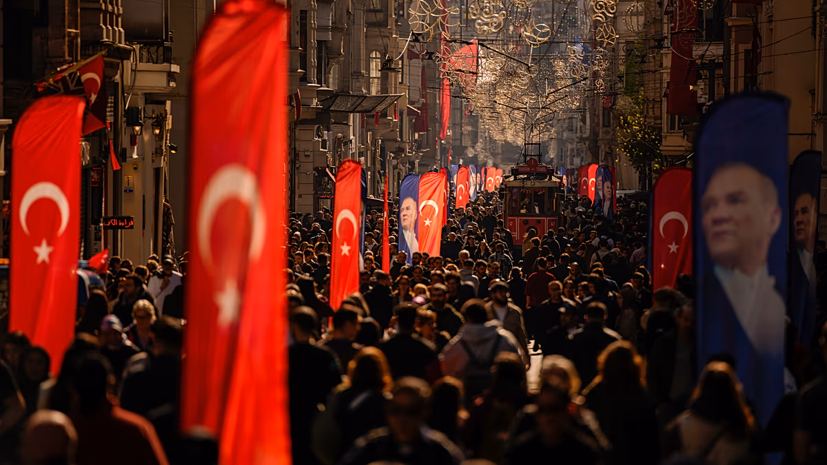 Türkische Touristen strömen nach Griechenland, da steigende Kosten die Griechen von der Türkei abhalten