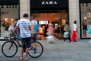 Zara-Eigentümer Inditex trotzt Iran-Kriegssorgen mit starken Umsätzen, während die Aktien steigen