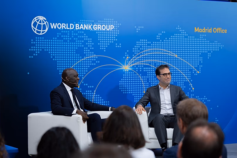 Carlos Cuerpo, Erster Vizepremierminister und Wirtschaftsminister, und Makhtar Diop, Geschäftsführer der International Finance Corporation (IFC), in Madrid
