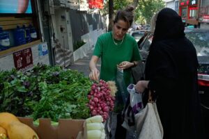 Die Inflationsspirale im Iran verschärft sich, da der Rial abwertet und die Spannungen zunehmen