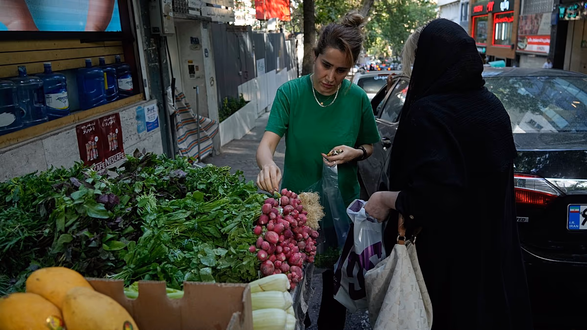 Die Inflationsspirale im Iran verschärft sich, da der Rial abwertet und die Spannungen zunehmen