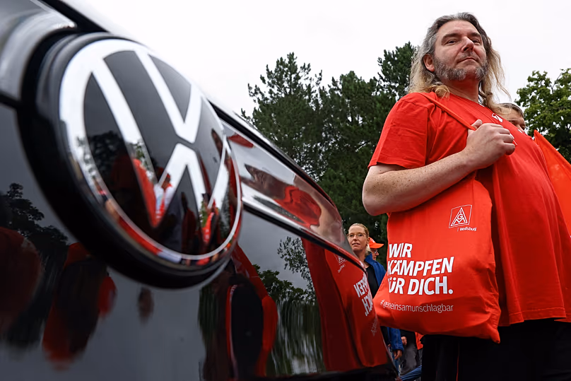 Arbeiter protestieren am 9. Juli 2026 vor dem Volkswagen-Werk in Zwickau