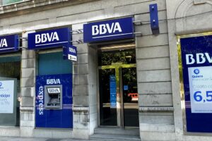 Spaniens BBVA-Bank und ehemaliger Vorstandsvorsitzender müssen sich wegen angeblicher Wirtschaftsspionage vor Gericht verantworten