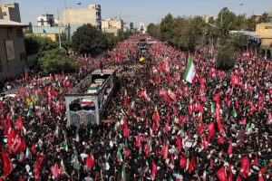 Ali Khameneis Sarg geht durch Tausende von Trauernden in der heiligen irakischen Stadt Nadschaf. Der Trauerzug für Ali Khamenei zieht durch Nadschaf, während sich Tausende von Trauernden versammeln, den Beerdigungswagen berühren und den verstorbenen Anführer ehren. 08.07.2026