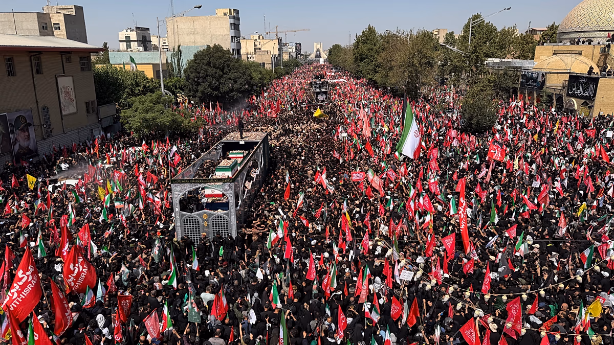 Ali Khameneis Sarg geht durch Tausende von Trauernden in der heiligen irakischen Stadt Nadschaf. Der Trauerzug für Ali Khamenei zieht durch Nadschaf, während sich Tausende von Trauernden versammeln, den Beerdigungswagen berühren und den verstorbenen Anführer ehren. 08.07.2026