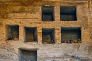 Archäologie: 18 antike Gräber in Ägypten enthalten „Goldzungen“-Amulette