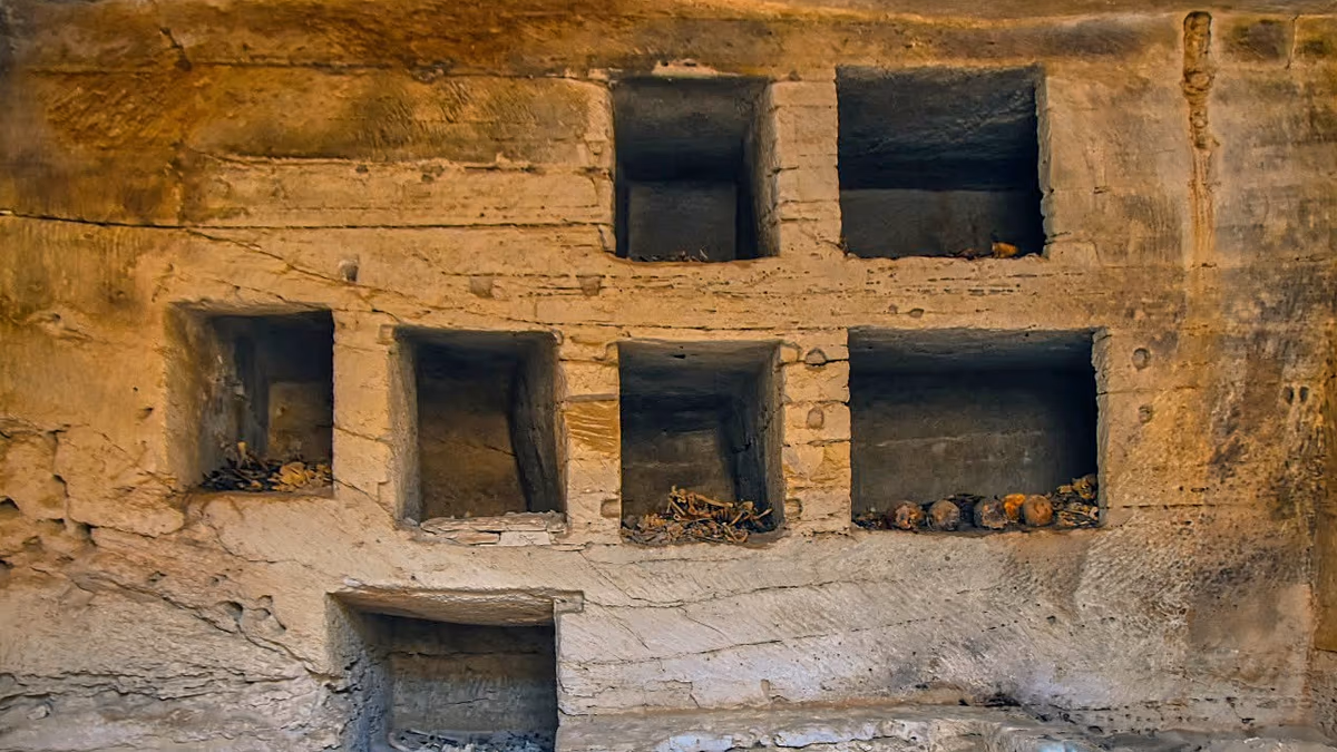 Archäologie: 18 antike Gräber in Ägypten enthalten „Goldzungen“-Amulette