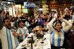 Argentinische Fans geraten in Aufregung, als Messis Männer das WM-Halbfinale erreichen