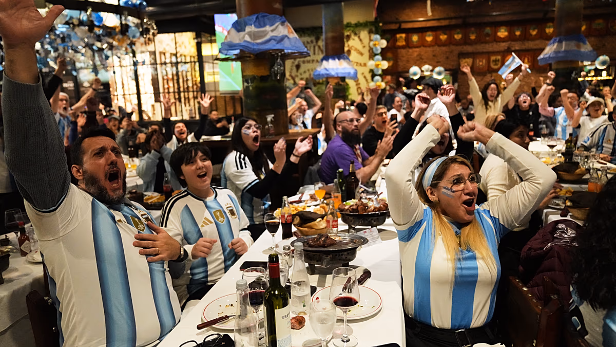 Argentinische Fans geraten in Aufregung, als Messis Männer das WM-Halbfinale erreichen