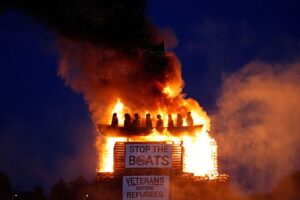 Auf einem Lagerfeuer in Nordirland sind Nachbildungen einer Moschee und Anti-Einwanderungs-Schilder zu sehen. Auf einem Lagerfeuer der Loyalisten in Moygashel, Nordirland, sind vor den Feierlichkeiten zum Oranier-Orden eine Nachbildung einer Moschee und Anti-Einwanderungs-Schilder zu sehen. 09.07.2026