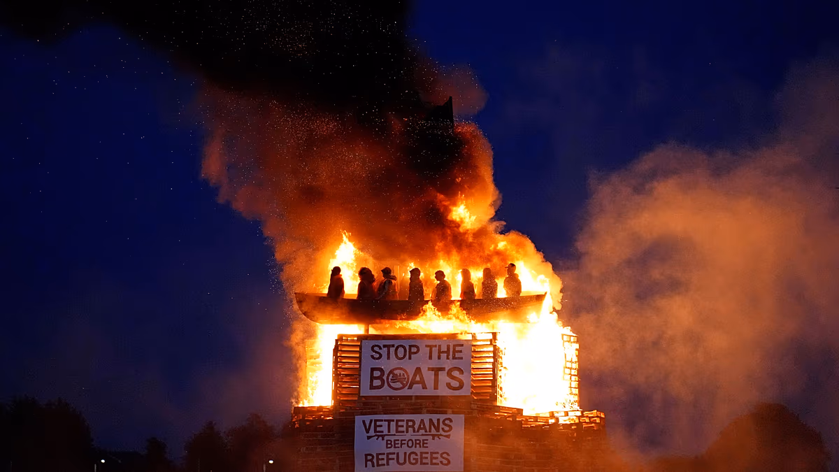 Auf einem Lagerfeuer in Nordirland sind Nachbildungen einer Moschee und Anti-Einwanderungs-Schilder zu sehen. Auf einem Lagerfeuer der Loyalisten in Moygashel, Nordirland, sind vor den Feierlichkeiten zum Oranier-Orden eine Nachbildung einer Moschee und Anti-Einwanderungs-Schilder zu sehen. 09.07.2026