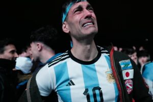 Chaos bricht in Buenos Aires nach Argentiniens WM-Finaleniederlage aus. Nach Argentiniens WM-Finaleniederlage gegen Spanien setzt die Bereitschaftspolizei in Buenos Aires Wasserwerfer ein, während in der Hauptstadt Proteste ausbrechen. 20.07.2026
