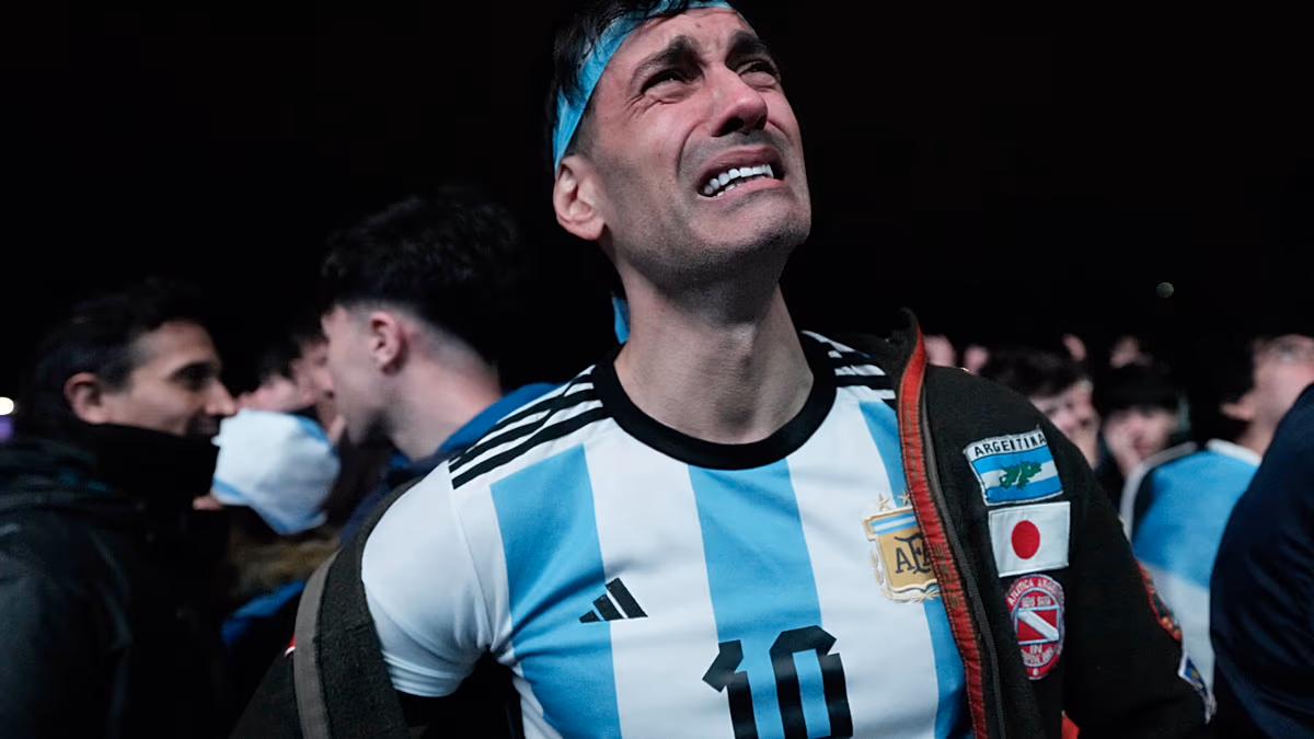Chaos bricht in Buenos Aires nach Argentiniens WM-Finaleniederlage aus. Nach Argentiniens WM-Finaleniederlage gegen Spanien setzt die Bereitschaftspolizei in Buenos Aires Wasserwerfer ein, während in der Hauptstadt Proteste ausbrechen. 20.07.2026