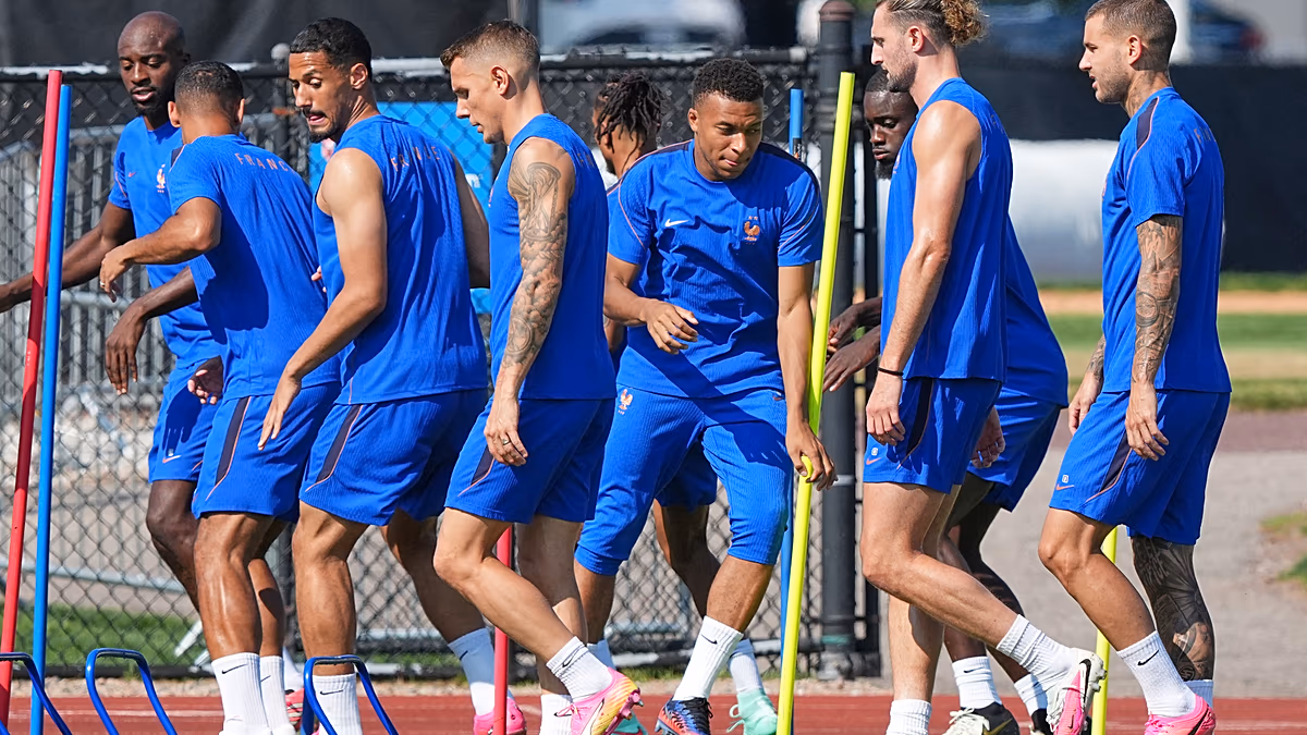 Das Pariser Rathaus ist vor dem WM-Viertelfinale in die Farben der Les Bleus gehüllt Das Pariser Rathaus zeigt vor dem Viertelfinale der Weltmeisterschaft 2026 gegen Marokko Les Bleus-Banner und zeigt damit seine Unterstützung für die Nationalmannschaft. 09.07.2026