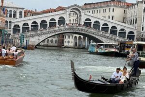 Das Venedig, das nur wenige Touristen kennen: Sonnenaufgangsläufe und das Basteln einer eigenen venezianischen Maske