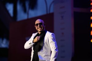 Der US-Rapper Pitbull stellt den Rekord für die größte Versammlung von Menschen mit Glatze auf